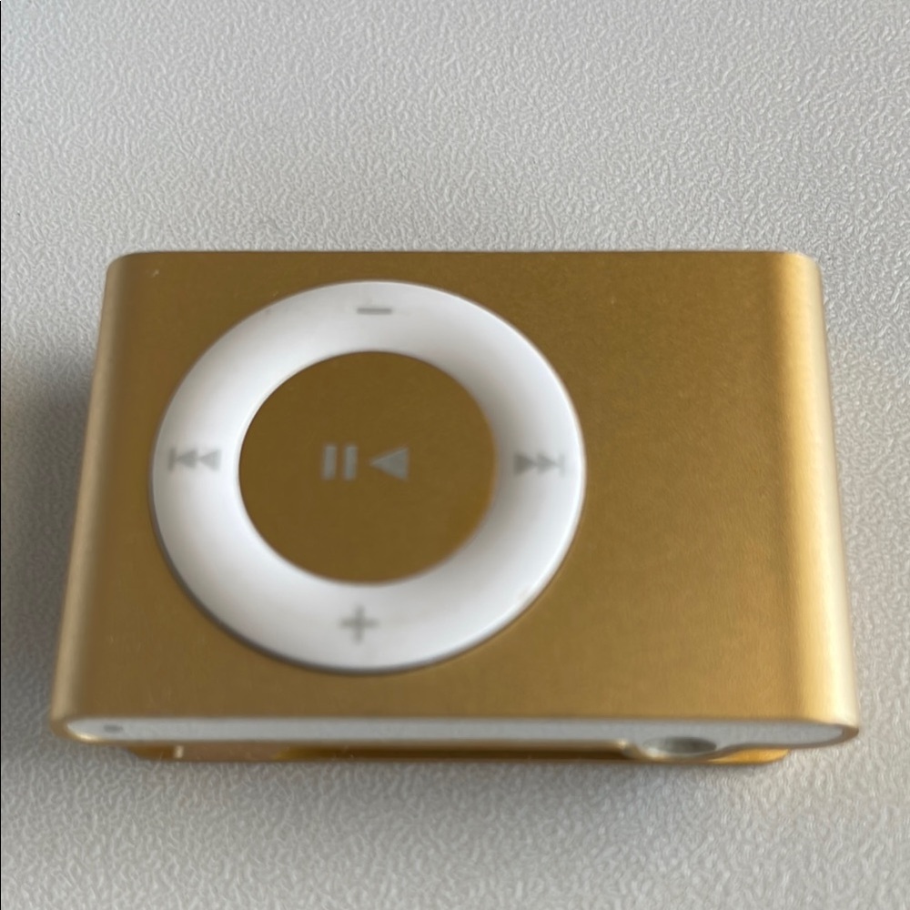 Apple Gold MP3 Player with White Controls